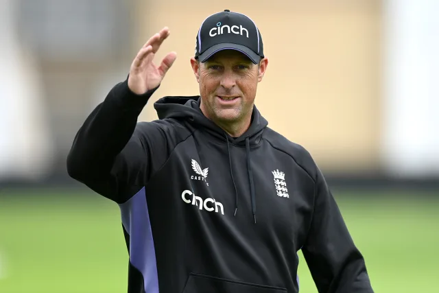 Trescothick Urges England to ‘Stick to Principles’ as Heavy Ashes Defeat Looms