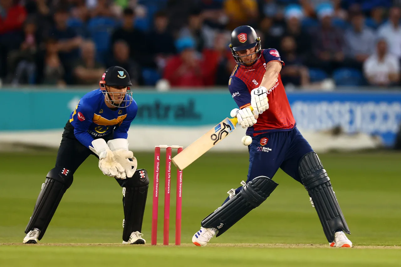 Cox’s Heroics Crush Hampshire Hopes as Essex Snatch Thrilling Blast Win
