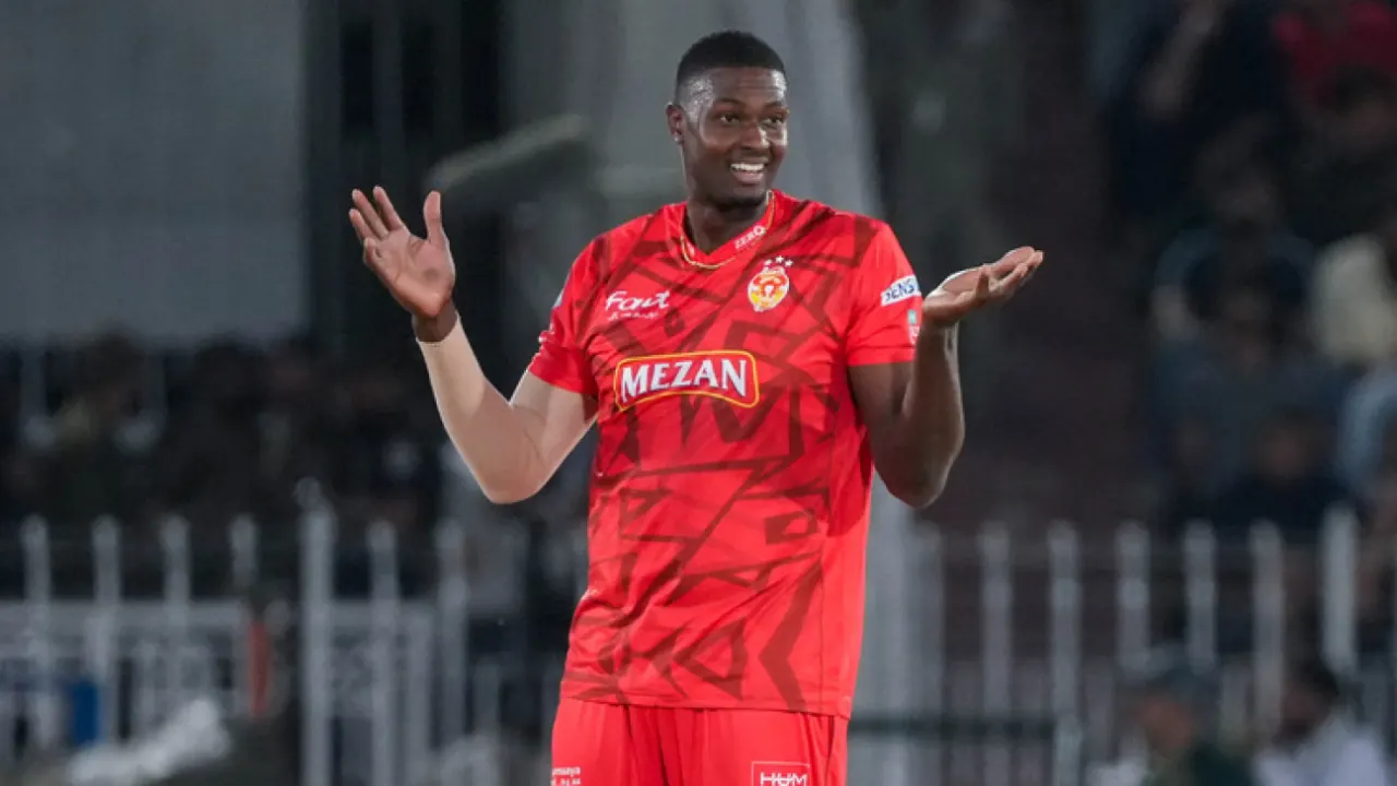 Holder, Munro Shine as Islamabad United Begin Title Defense with Emphatic Win Over Lahore Qalandars