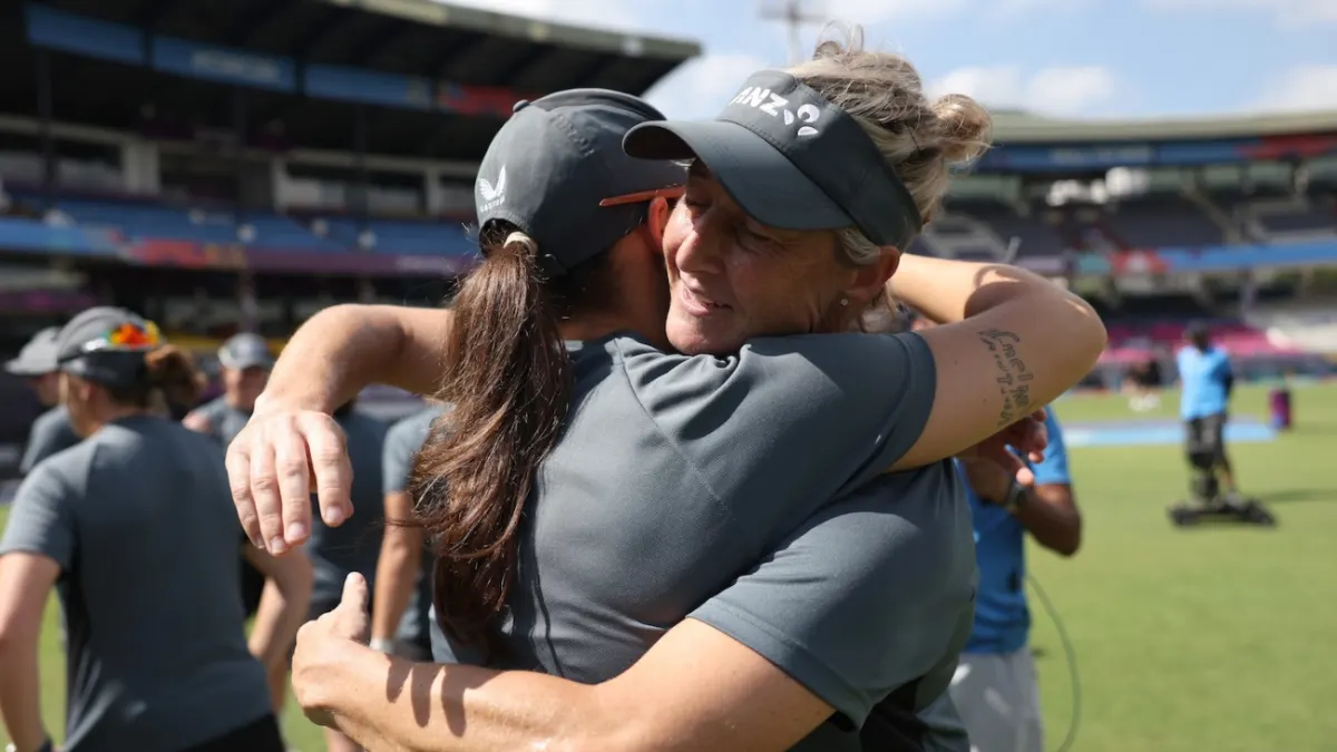 Devine Bats First in Farewell ODI as England Bring in Wyatt-Hodge