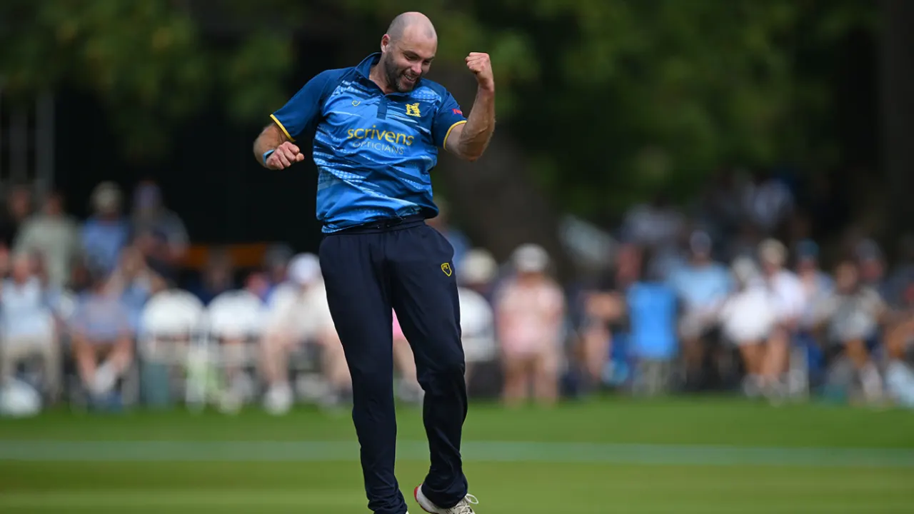 Middlesex Clinch Back-to-Back Wins Despite Lintott's Five-For in Tight Win Over Warwickshire
