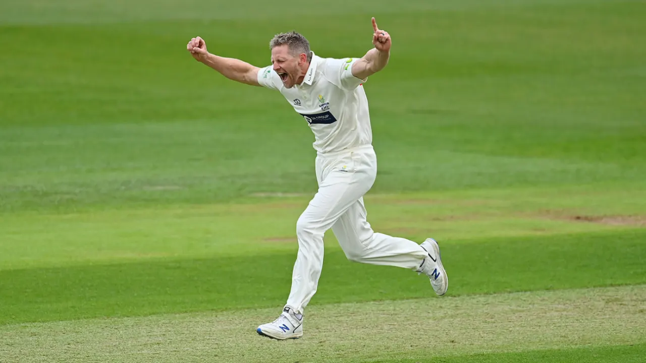 Van der Gugten, Harris Trigger Kent Collapse as Glamorgan Take Upper Hand in Cardiff